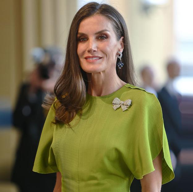 La reina Letizia cuenta con un activo de comunicación que está fuera del alcance de Juan Carlos I: la relevancia pública de su impecable estilo e imagen.