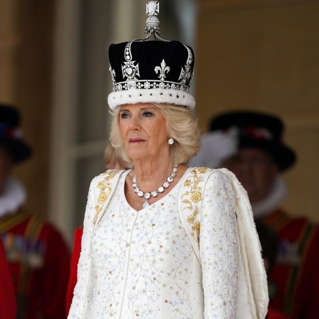 Hablamos con el diseñador del vestido de Camilla, Bruce Oldfield (y esto es lo que opina del look de la reina Letizia)