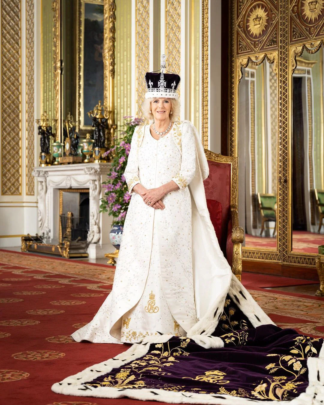 Reatro oficial d ela reina Camilla, con vestido de Bruce Oldfield.