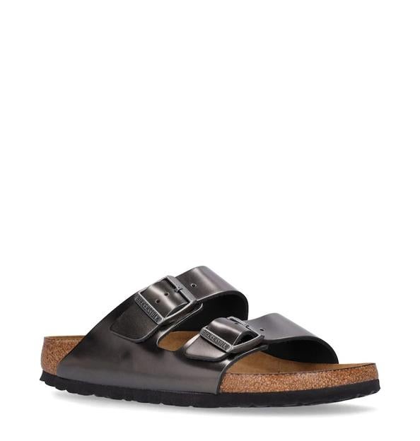 Sandalias metalizadas de Birkenstock (90 euros).