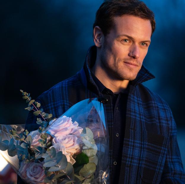 Sam Heughan, galán romántico en Love Again.