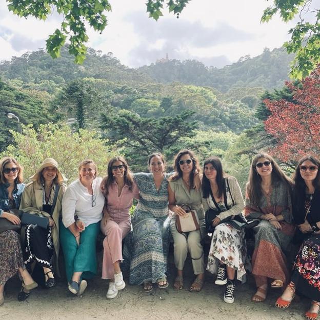 La foto de grupo del viaje a Portugal con amigas que es, hasta la fecha, la única escapada de Tamara Falcó que puede contarse como despedida de soltera. 