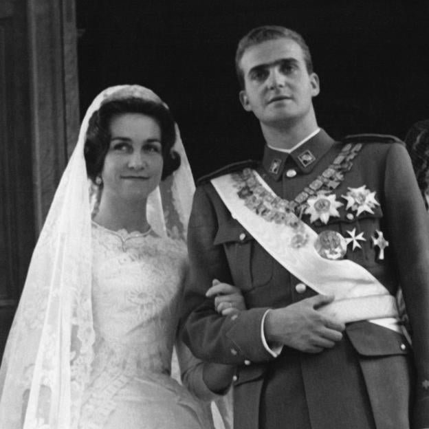 Así fue la boda de cuento de la reina Sofía y Juan Carlos hace 61 años: un vestido espectacular, 150 invitados royal y ceremonias con polémica