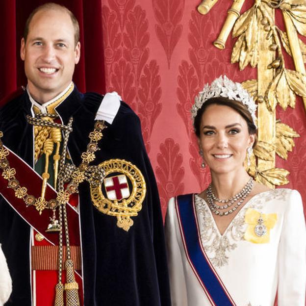 El prínicipe Guillermo y Kate Middleton en la imagen oficial de la Coronación de Carlos III.