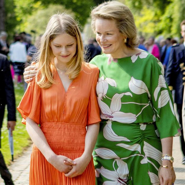 La princesa Eleonore de Bélgica junto a su madre, la reina Matilde de Bélgica, acuden a la Garden Party en el Palacio de Laeken de Bruselas.