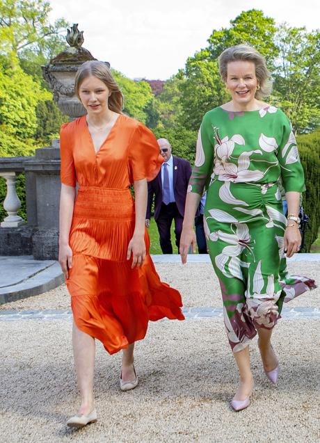 La princesa Eleonore de Bélgica con el vestido naranja de Maje.