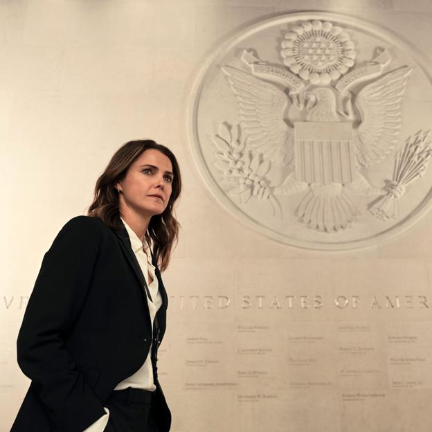 Keri Russell interpreta a la embajadora Kate Wyler en la serie La diplomática. 