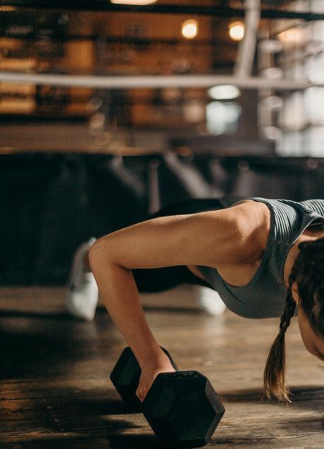 Mujer entrenando brazos/PEXELS