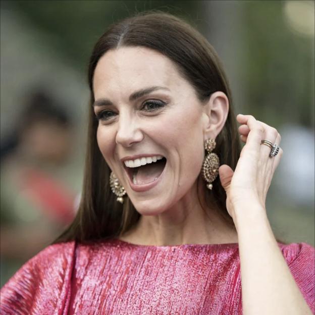 Hablemos del truco de la melena liquid hair de Kate Middleton: cómo conseguir el pelo brillante de las royals