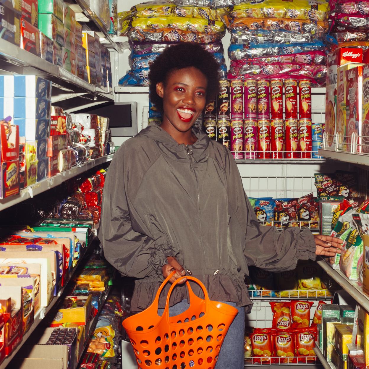 Mujer en el supermercado/pexels