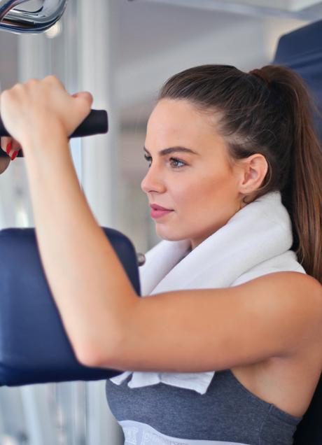 Mujer entrenando brazos/PEXELS