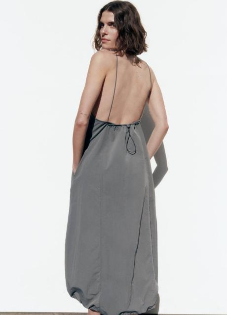 Vestido cargo con stopper en gris