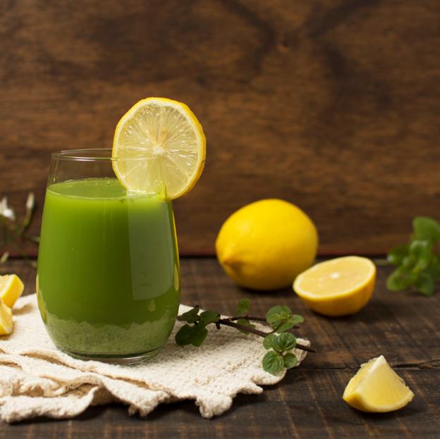 Smoothie de espinacas, zumo de limón y té verde, una bebida ideal para perder peso. 