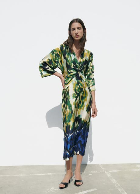 Vestido túnica estampado de Zara, 49,95 euros.