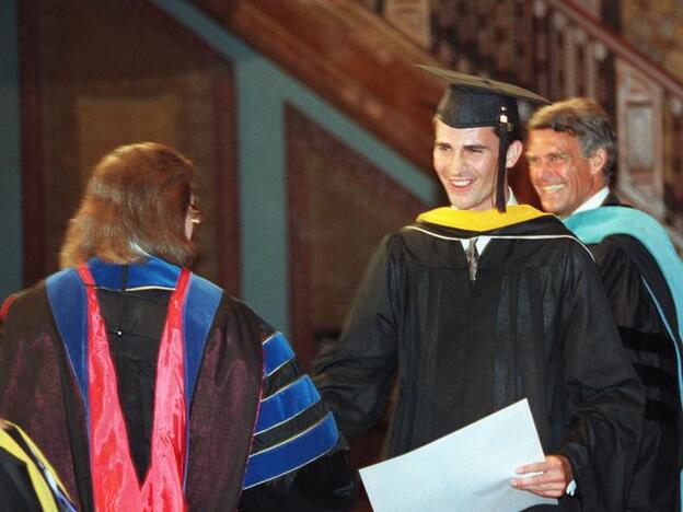 Cómo fue la graduación del rey Felipe: un ramo de flores, una jarra de metal y la presencia de la reina Sofía y la infanta Cristina