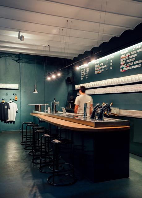 Interior de uno de los locales de Nomad Coffee en Barcelona. / Enric Badrinas