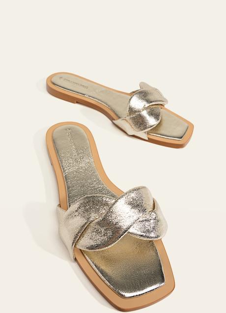 Sandalias doradas de Stradivarius (19,99 euros)