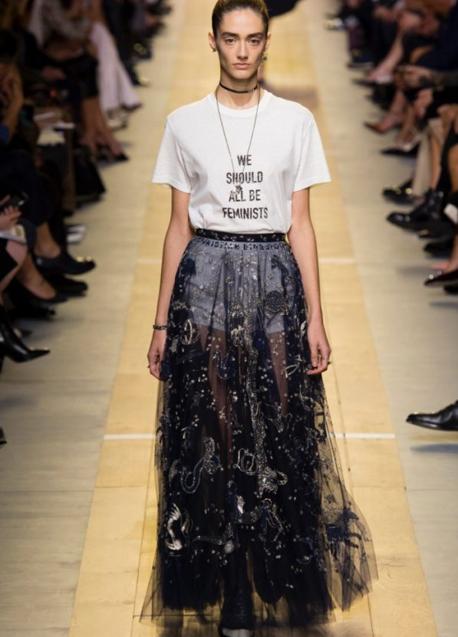 La famosa camiseta feminista de Dior en el desfile primavera-verano 2017.