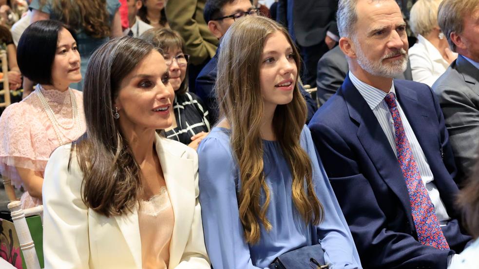 El top de Zara de la reina Letizia y otros 7 de estilo lencero que son ideales para llevar debajo de una blazer