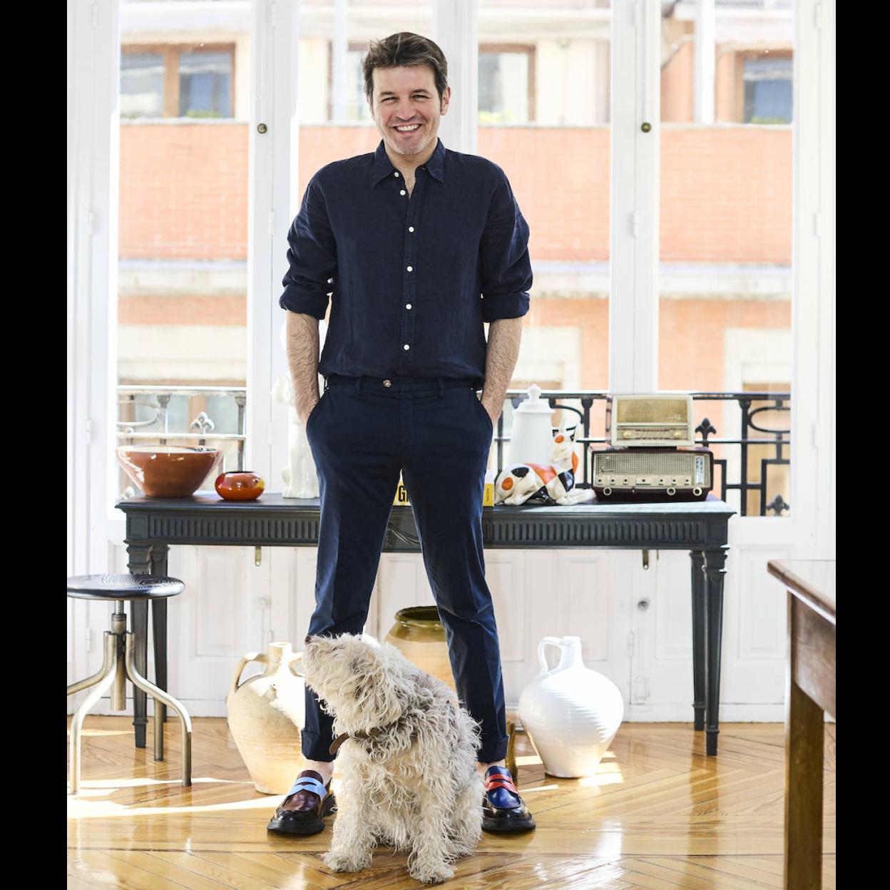 Abraham en su estudio, con su perro Manolito. /UXÍO DA VILA