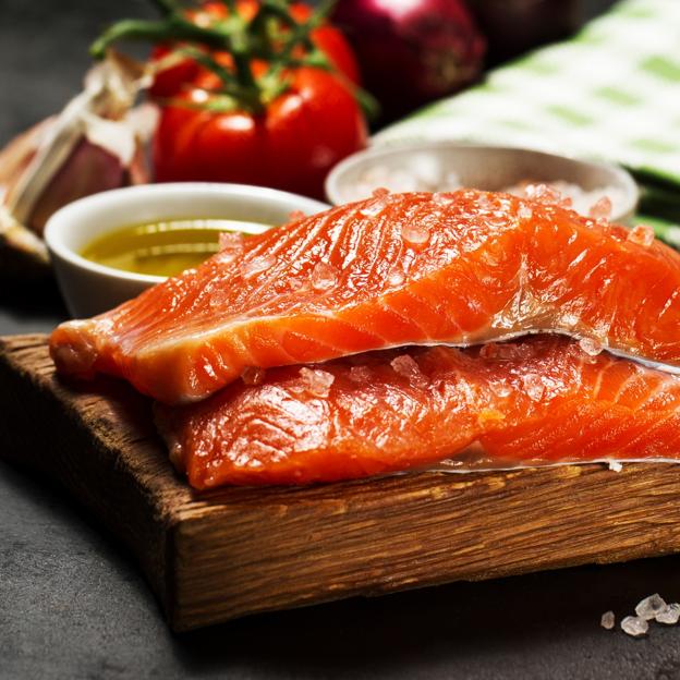 Salmón fresco, uno de los mejores alimentos antiinflamatorios. 