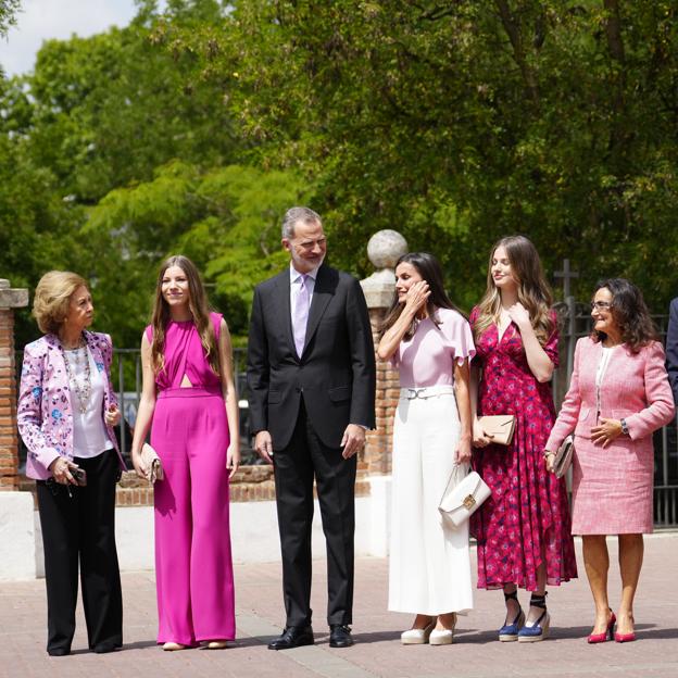 Todo lo que desvela la foto de familia en la confirmación de la infanta Sofía: del despiste de la emérita al afecto de Paloma Rocasolano