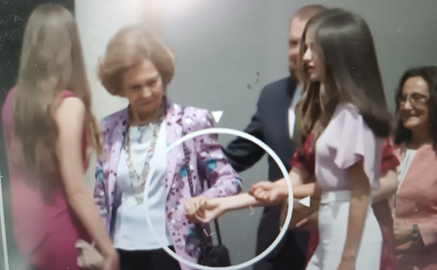 El momento de tensión en que la reina Sofía sostenía de la mano a la princesa Leonor. 