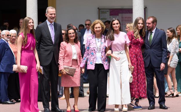 La familia real a la salida de la confirmación de la infanta Sofía, con la reina Sofía ne el centro, del brazo de la reina Letizia, y de la mano de Paloma Rocasolano.