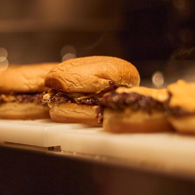 Las smash burgers de Pinks, son de las más solicitadas en Madrid.