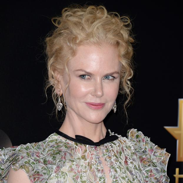 Nicole Kidman con un recogido con pelo rizado.