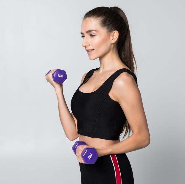 Mujer realizando un entrenamiento con pesas. 