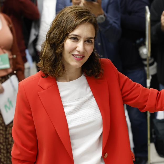 El look cómodo de Isabel Díaz Ayuso para ir a votar: vaqueros campana y la blazer de Zara que más favorece