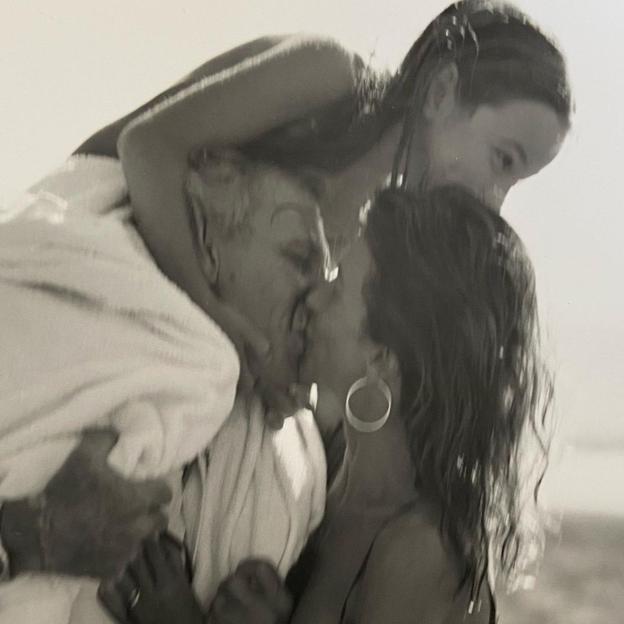 La tierna foto de familia que tomó Bruce Weber a Aysha Shand, Mark Shand y Clio Goldsmith. 