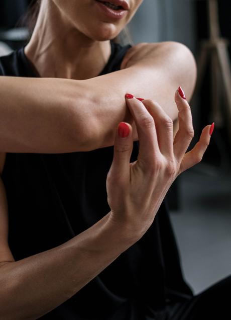 Mujer entrenando brazos/PEXELS