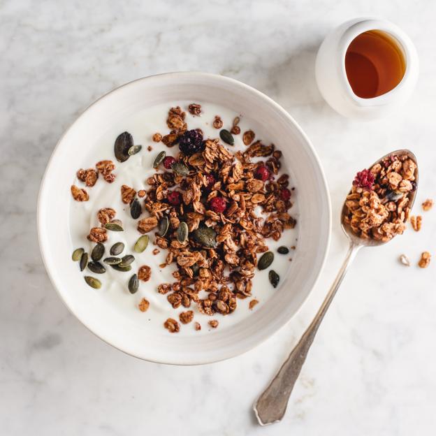 Muesli casero con yogur y frutos del bosque. 