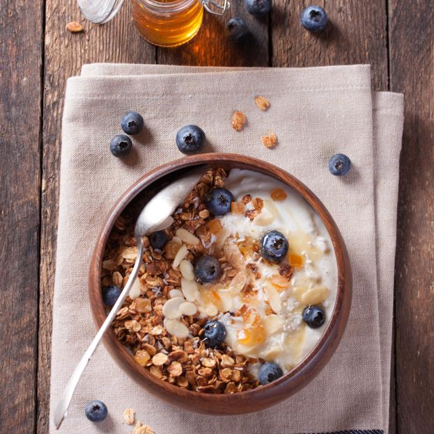 Gachas de avena con frutas frescas y nueces. 