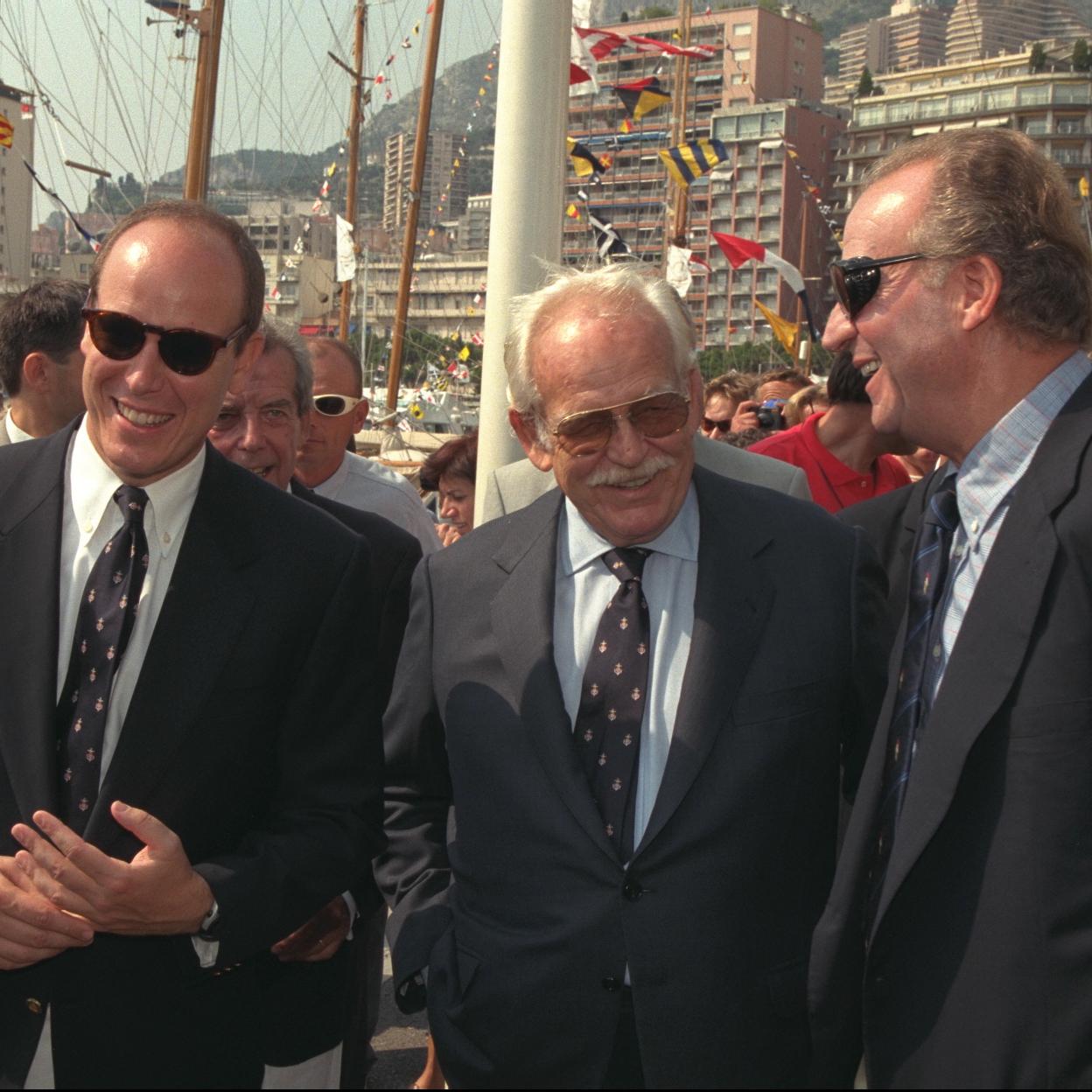 Alberto de Mónaco junto al príncipe Rainiero y el rey Juan Carlos de España./getty