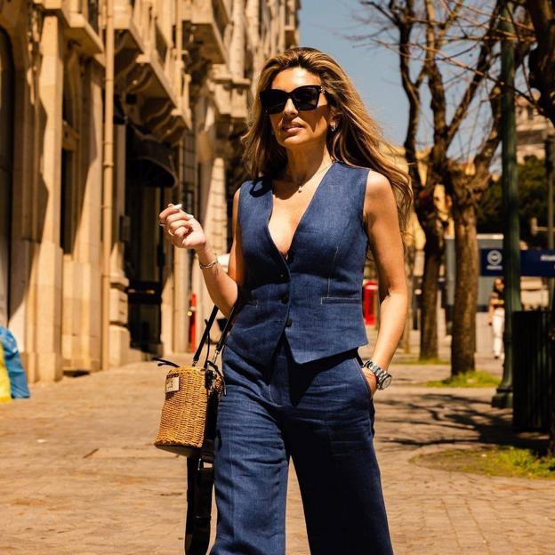 El traje denim con chaleco viral que llevarás a la oficina para ir a la última, palabra de influencer