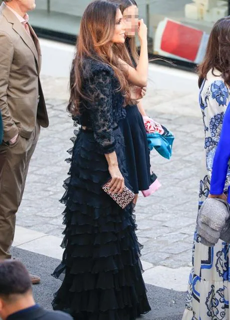 Paloma Cuevas con un vestido de invitada en color negro. / GTRES
