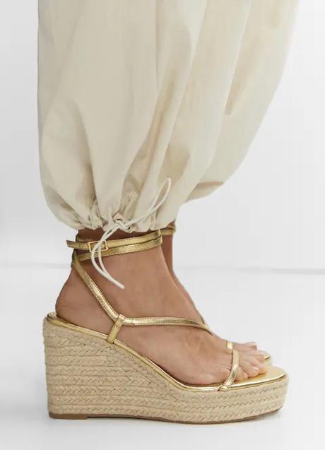 Sandalias doradas de Mango (39,99 euros)