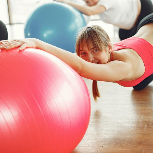 Slam ball, el entrenamiento más simple para ganar músculo y fortalecer abdominales