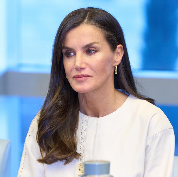 La reina Letizia elige el vestido blanco con bordados más bonito de Massimo Dutti: su look cómodo más elegante de la temporada