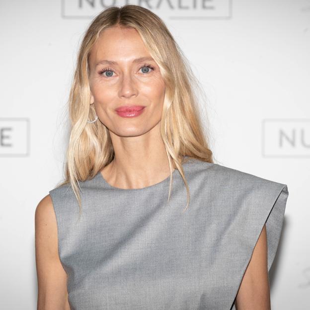 Vanesa Lorenzo con un mono gris en el photocall del evento Estilo de Vida Saludable. 