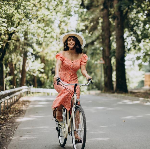 Mujer montando en bicicleta. 