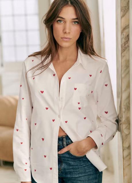 Camisa con bordados de corazón de Sézane. Foto: Sézane.