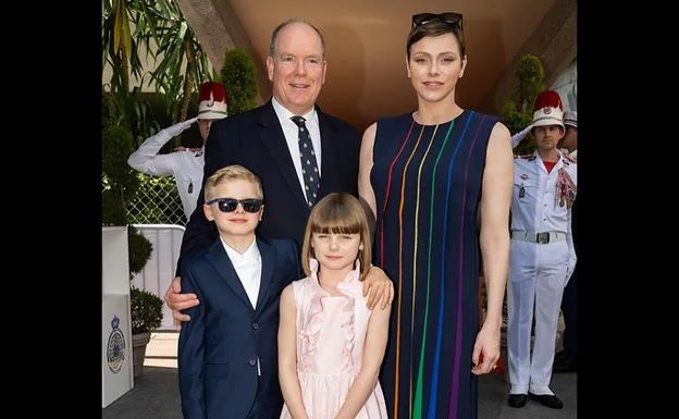 La foto de familia de Alberto y Charlène de Mónaco, junto a sus hijos Jacques y Gabriella, en el Gran Premio de Montecarlo. 