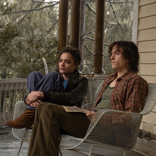 Sasha Lane y Tom Holland en una imagen de The Crowded Room. 