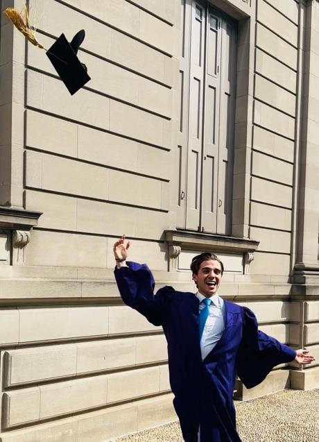 El recién graduado e hijo de Marie-Chantal Miller disfrutando de su momento. / Instagram