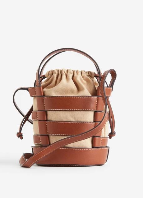 Bolso de rafia de H&M (32,95 euros)