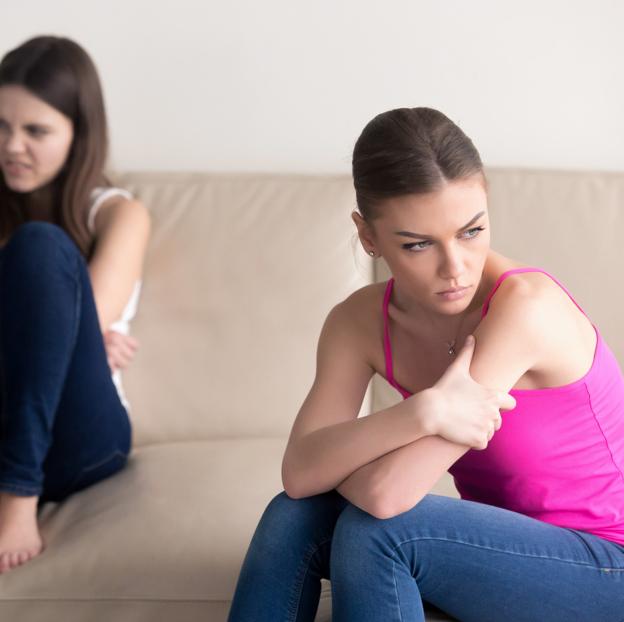 Mujeres enfadadas tras una discusión.